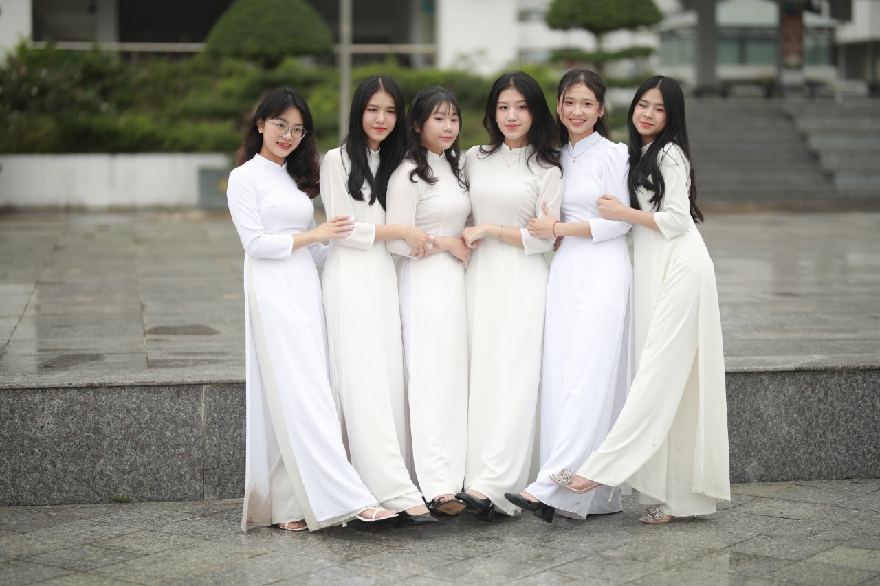 Minh và các bạn trong buổi chụp ảnh kỷ yếu cuối cấp. Minh và các bạn trong buổi chụp ảnh kỷ yếu cuối cấp.