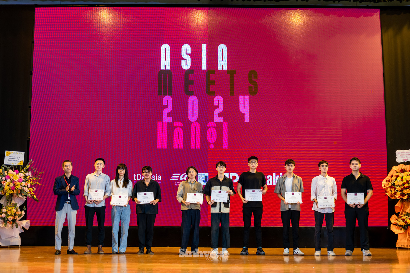 Nhà thiết kế Phạm Huyền Kiêu trao giấy chứng nhận cho sinh viên.