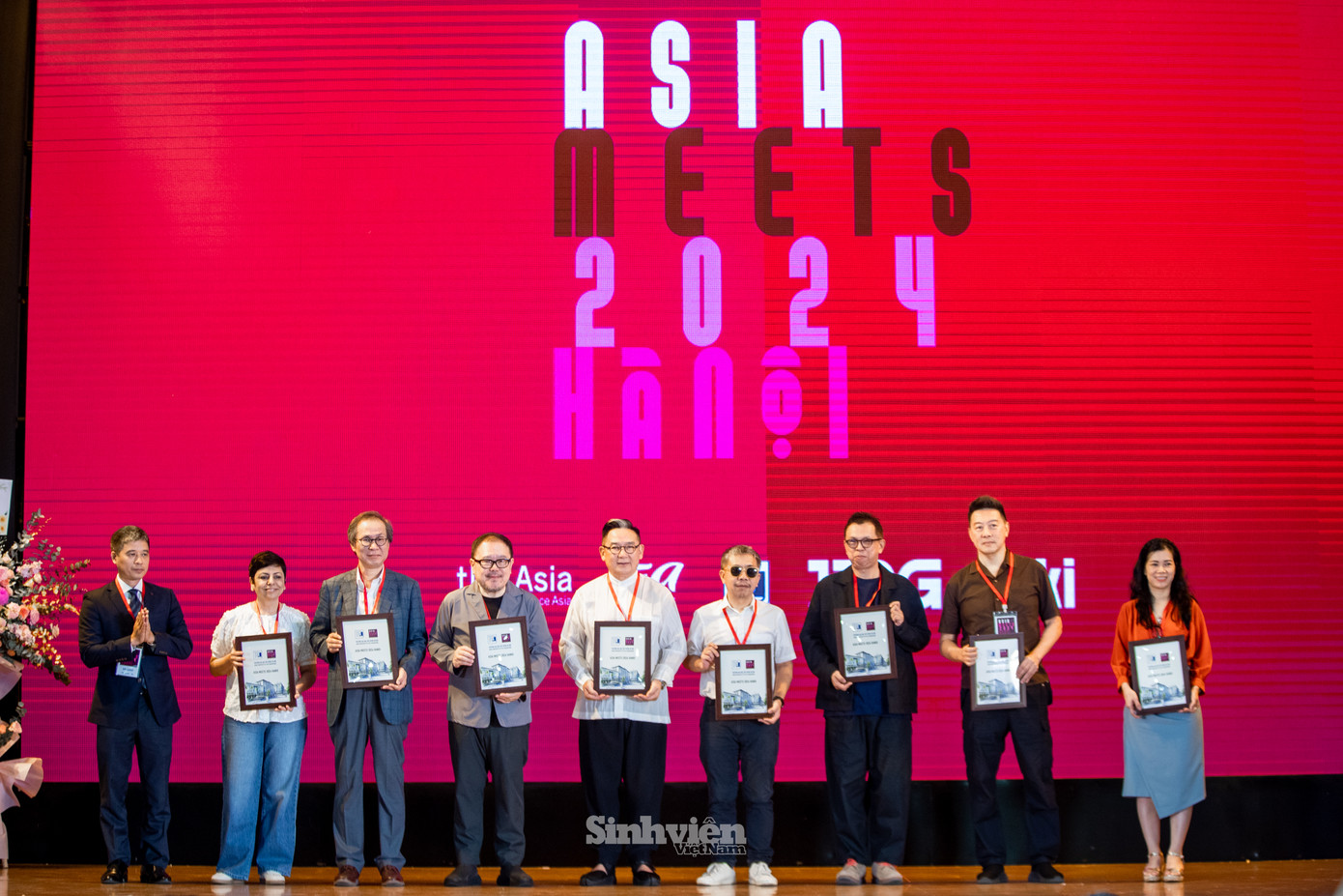 PGS.TS Hoàng Tùng tặng quà lưu niệm cho đại diện các đoàn Liên minh Thiết kế Châu Á.