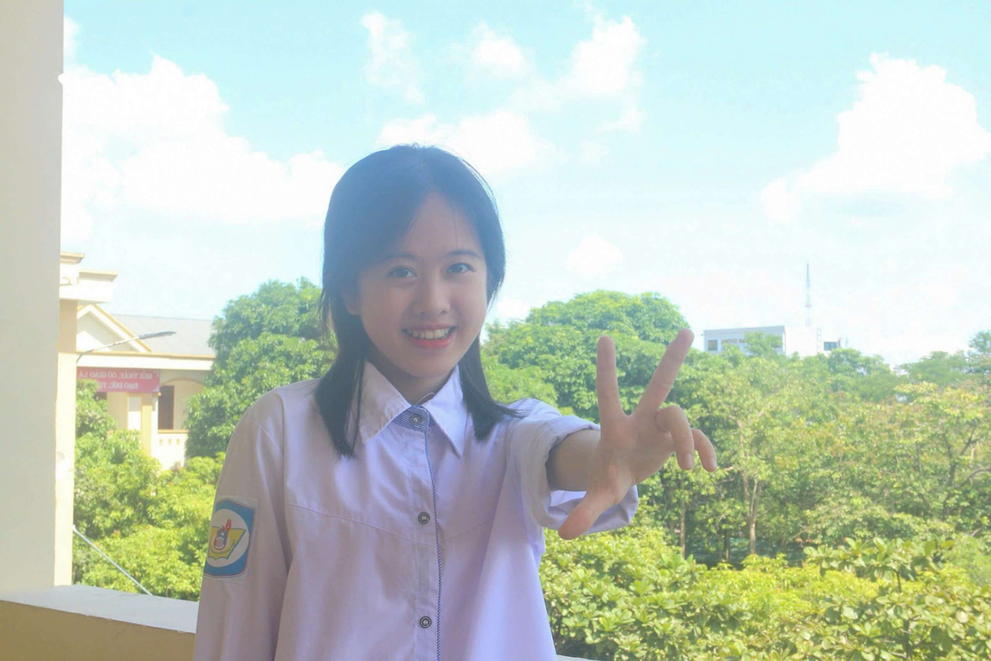 Tình yêu dân tộc của nữ sinh được thể hiện qua những trang văn, vần thơ.