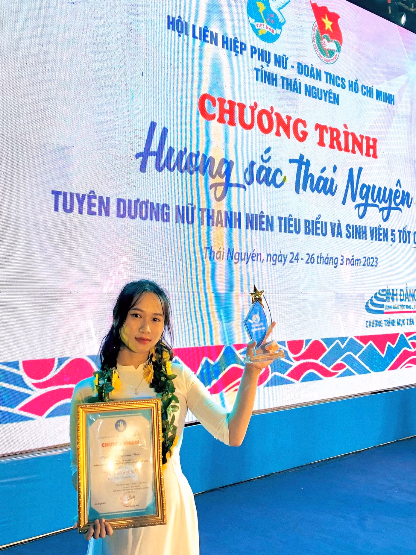 Phương Thảo được tuyên dương tại chương trình Hương sắc Thái Nguyên năm 2023.