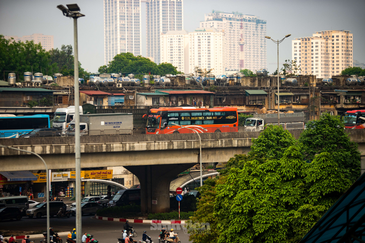 Tuy nhiên, các bạn sinh viên di chuyển bằng ô tô sẽ phải chờ lâu khi đường vành đai 3 trên cao hướng đi Pháp Vân chật cứng phương tiện, nhích từng chút một. Tuy nhiên, các bạn sinh viên di chuyển bằng ô tô sẽ phải chờ lâu khi đường vành đai 3 trên cao hướng đi Pháp Vân chật cứng phương tiện, nhích từng chút một.