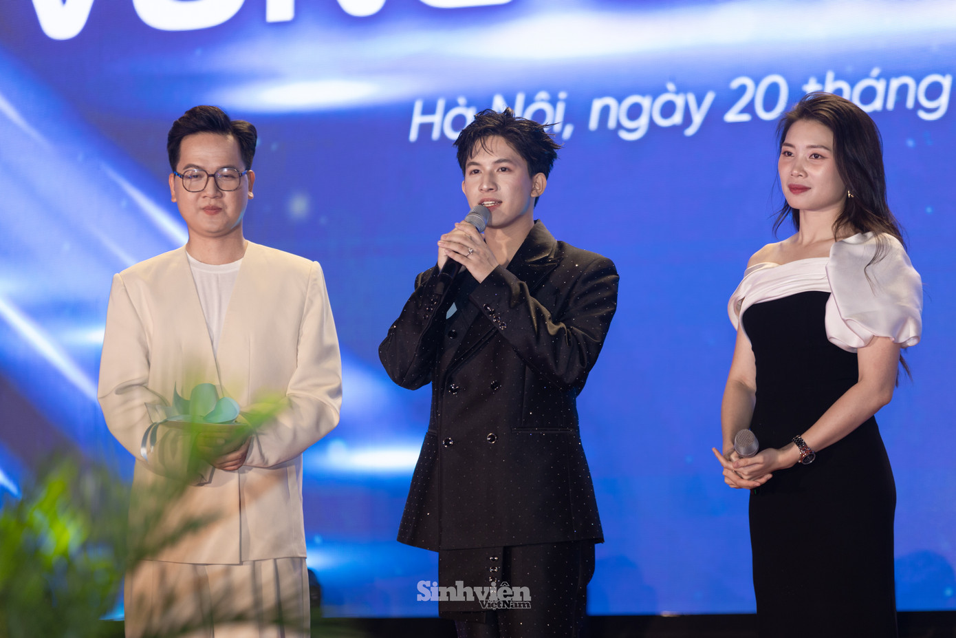 Tại phần thi ứng xử, các thí sinh tự tin, khéo léo xử lý tình huống và trả lời câu hỏi có chiều sâu, bám sát những vấn đề thực tế trong đời sống sinh viên.