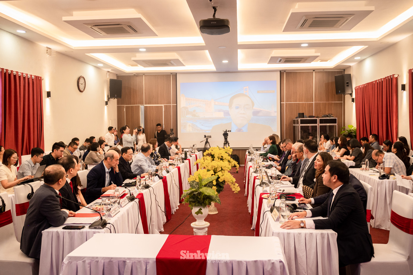 Các đại biểu kết nối trực tuyến cùng Đại sứ Hoàng Anh Tuấn - Tổng Lãnh sự Việt Nam tại San Francisco.