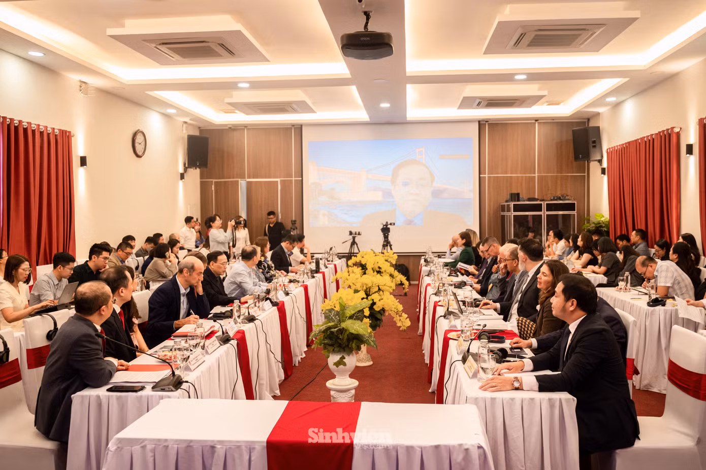 Các đại biểu kết nối trực tuyến cùng Đại sứ Hoàng Anh Tuấn - Tổng Lãnh sự Việt Nam tại San Francisco.