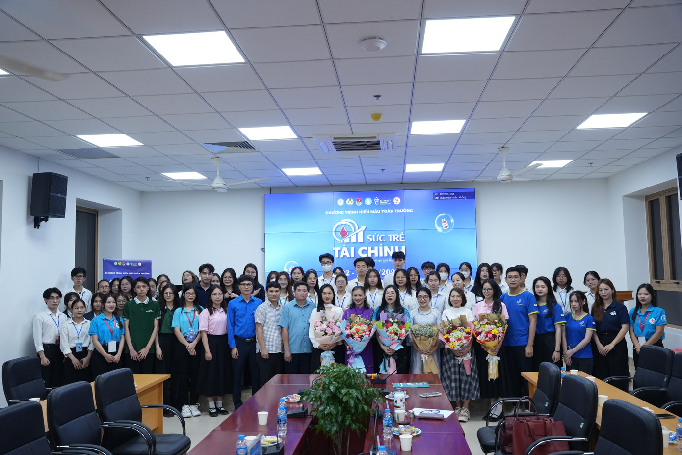 Cán bộ, giảng viên trong Học viện và các cộng tác viên, tình nguyện viên của chương trình trong không khí buổi lễ ra quân.