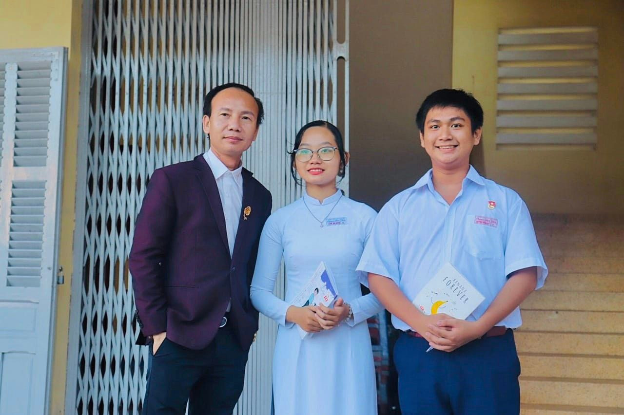 Sỹ và bạn chụp cùng Tiến sĩ Huỳnh Anh Bình - giáo viên hướng dẫn đề tài nghiên cứu khoa học kỹ thuật.