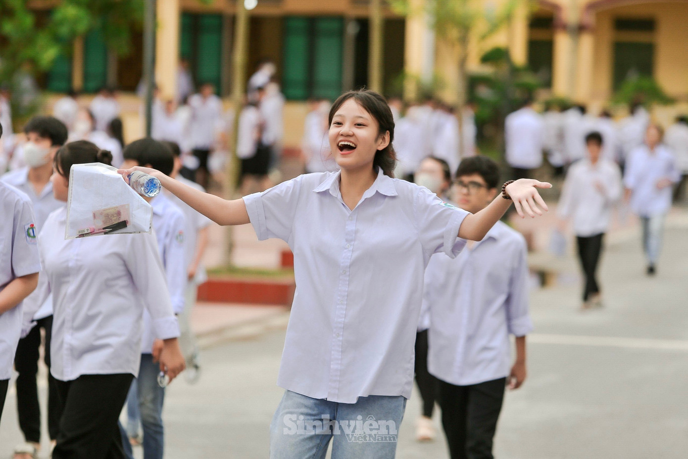 Ngay sau khi kết thúc môn Ngữ văn, nhiều thí sinh phấn khởi, tự tin khi rời khỏi điểm thi. (Ghi nhận tại Trường THPT Tây Tiền Hải - Thái Bình)