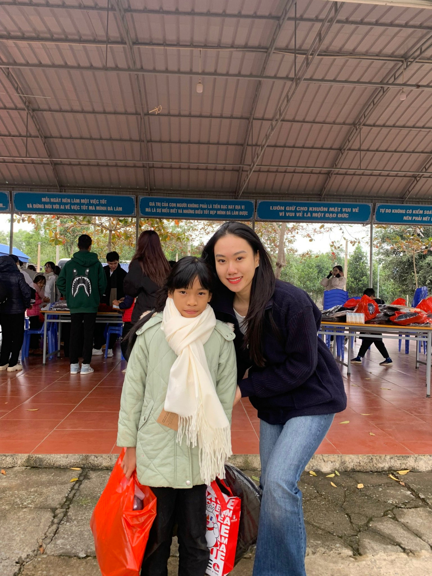 Diệu Anh tham gia hoạt động thiện nguyện cùng các thí sinh khác trong quá trình diễn ra cuộc thi. Diệu Anh tham gia hoạt động thiện nguyện cùng các thí sinh khác trong quá trình diễn ra cuộc thi.