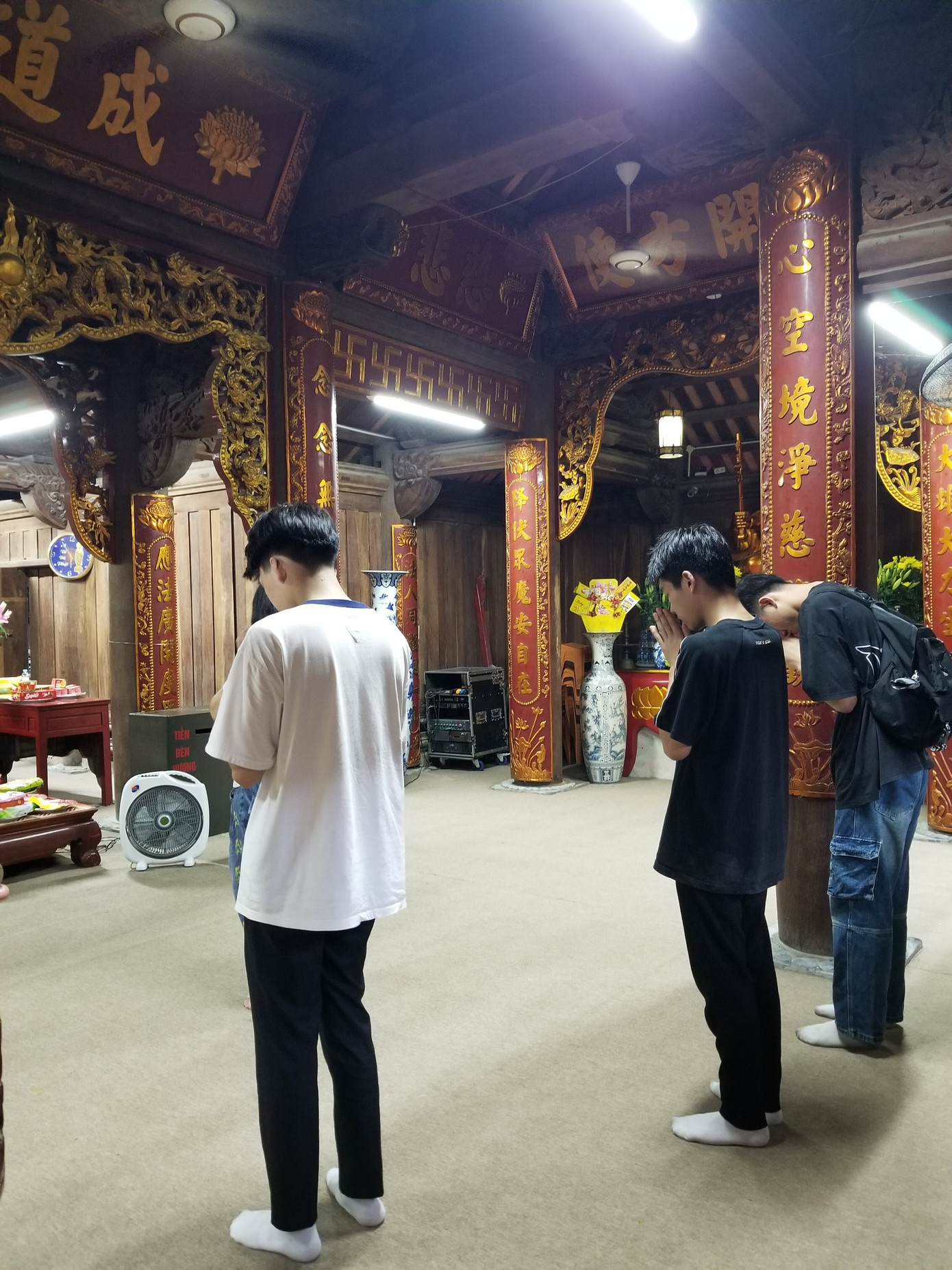 Các sĩ tử thành tâm cầu mong những điều suôn sẻ trước kỳ thi quan trọng. Các sĩ tử thành tâm cầu mong những điều suôn sẻ trước kỳ thi quan trọng.