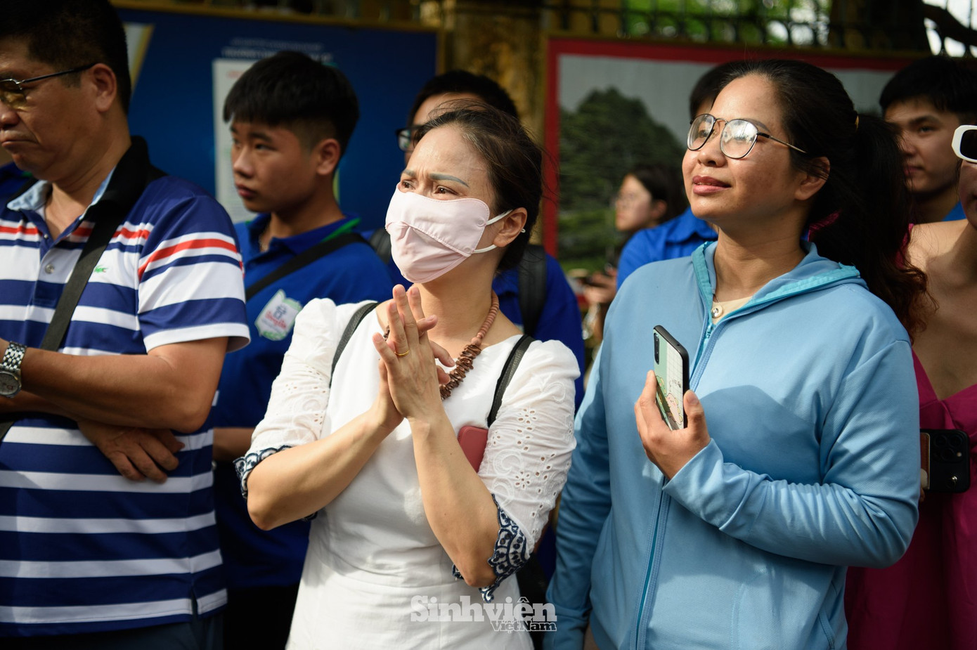 Những ánh mắt dõi theo bước chân của sĩ tử khi vào điểm thi. (Ghi nhận tại điểm thi Trường THPT Chu Văn An - Hà Nội)