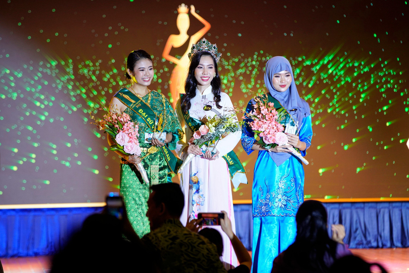 Trang (ngoài cùng bên trái) là Á khôi 2 cuộc thi Đại sứ Văn hóa ASEAN do Trường Đại học Mở TP. Hồ Chí Minh cùng Hội Hữu nghị Việt Nam – Đông Nam Á đồng tổ chức. Trang (ngoài cùng bên trái) là Á khôi 2 cuộc thi Đại sứ Văn hóa ASEAN do Trường Đại học Mở TP. Hồ Chí Minh cùng Hội Hữu nghị Việt Nam – Đông Nam Á đồng tổ chức.