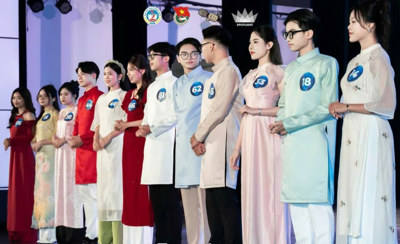 Nam Khánh lọt vào Top 12 với trang phục ấn tượng trong phần Opening Chung kết Cuộc thi MC Spotlight 2024. Nam Khánh lọt vào Top 12 với trang phục ấn tượng trong phần Opening Chung kết Cuộc thi MC Spotlight 2024.