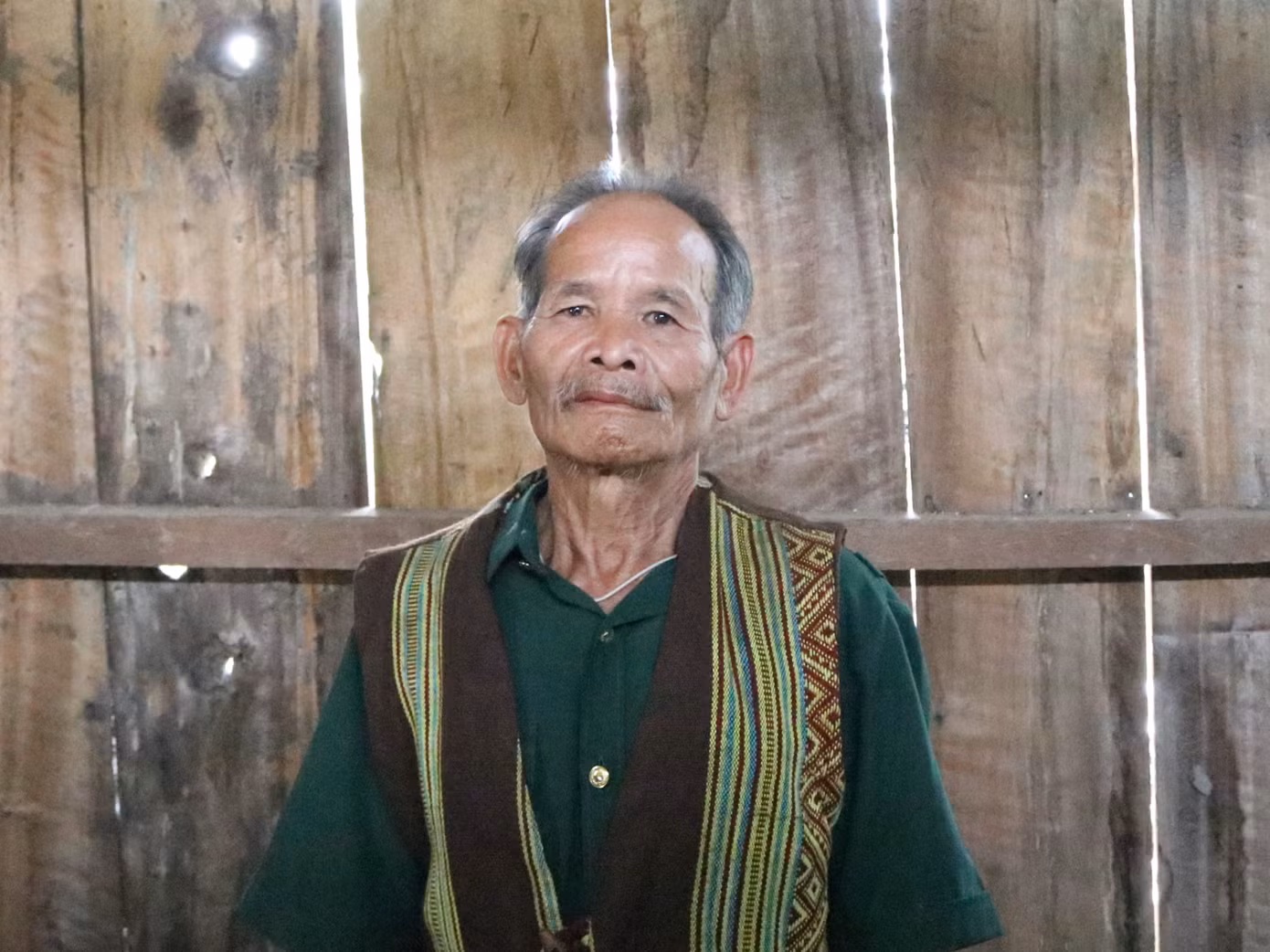 Người bố đáng kính của bản làng Ca dong xã Trà Vinh. Người bố đáng kính của bản làng Ca dong xã Trà Vinh.