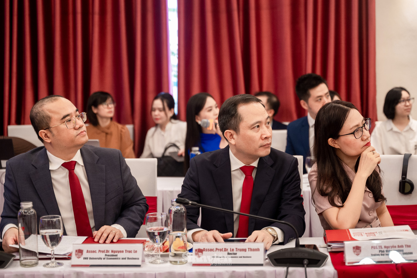 Đại diện Trường Đại học Kinh tế - ĐHQGHN có sự tham dự của PGS. TS Nguyễn Trúc Lê - Bí thư Đảng uỷ, Chủ tịch Hội đồng trường; PGS. TS Lê Trung Thành - Hiệu trưởng; PGS. TS Nguyễn Anh Thu - Phó Hiệu trưởng.