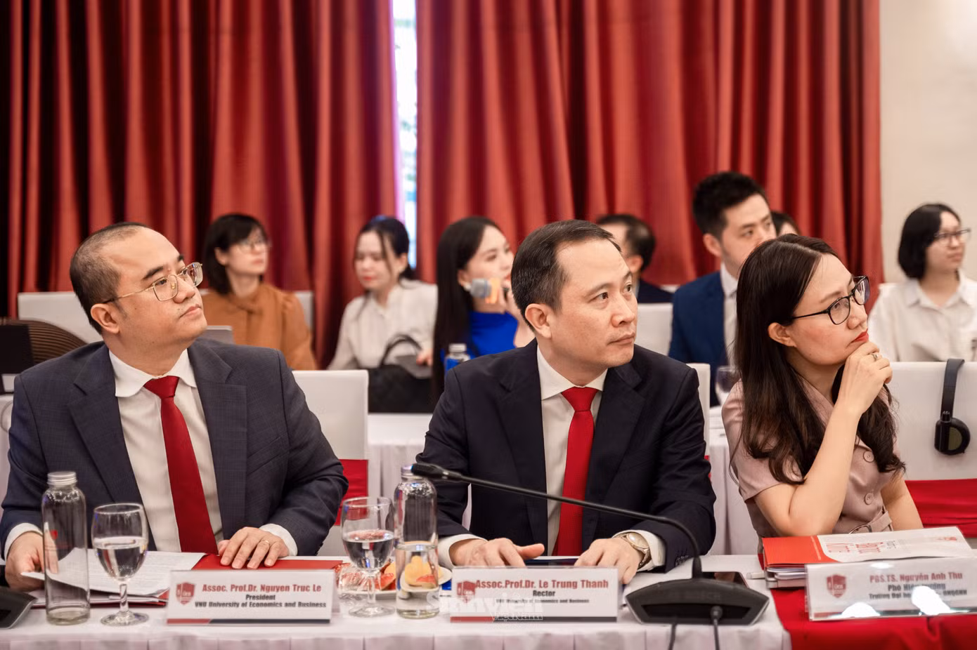 Đại diện Trường Đại học Kinh tế - ĐHQGHN có sự tham dự của PGS. TS Nguyễn Trúc Lê - Bí thư Đảng uỷ, Chủ tịch Hội đồng trường; PGS. TS Lê Trung Thành - Hiệu trưởng; PGS. TS Nguyễn Anh Thu - Phó Hiệu trưởng.