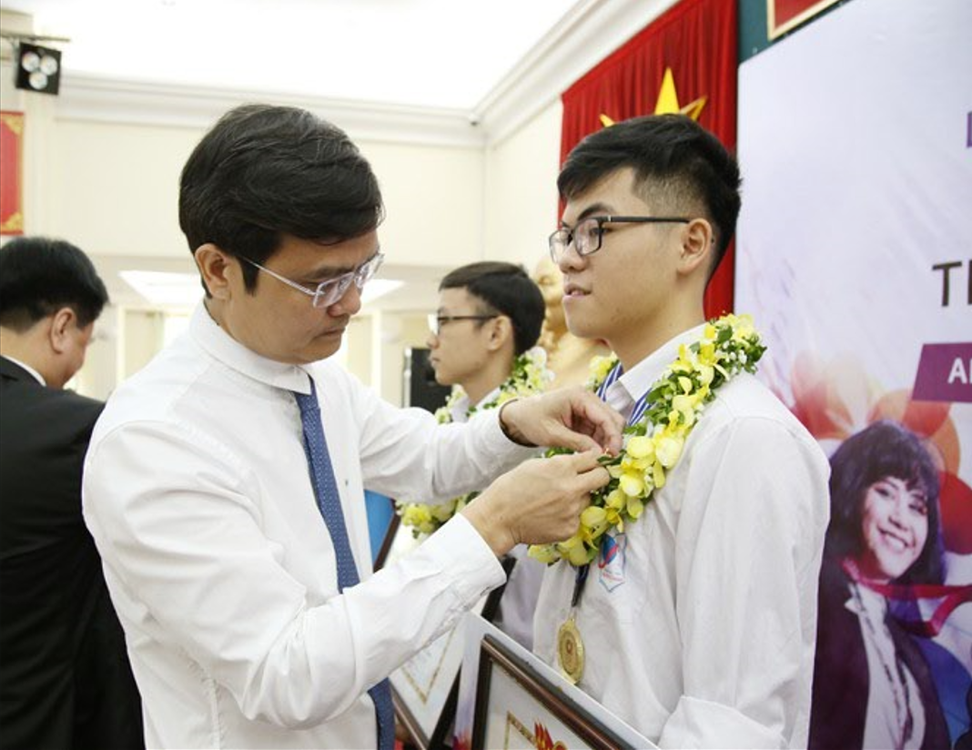 Bên cạnh nghệ thuật, Việt Anh còn đạt nhiều thành tích xuất sắc từ khi học cấp 3.