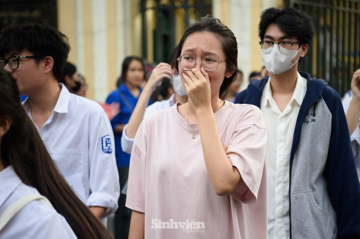 Bên cạnh những niềm vui, những giọt nước mắt đã rơi. Nhiều thí sinh đánh giá đề khó và xuất hiện những câu lạ.