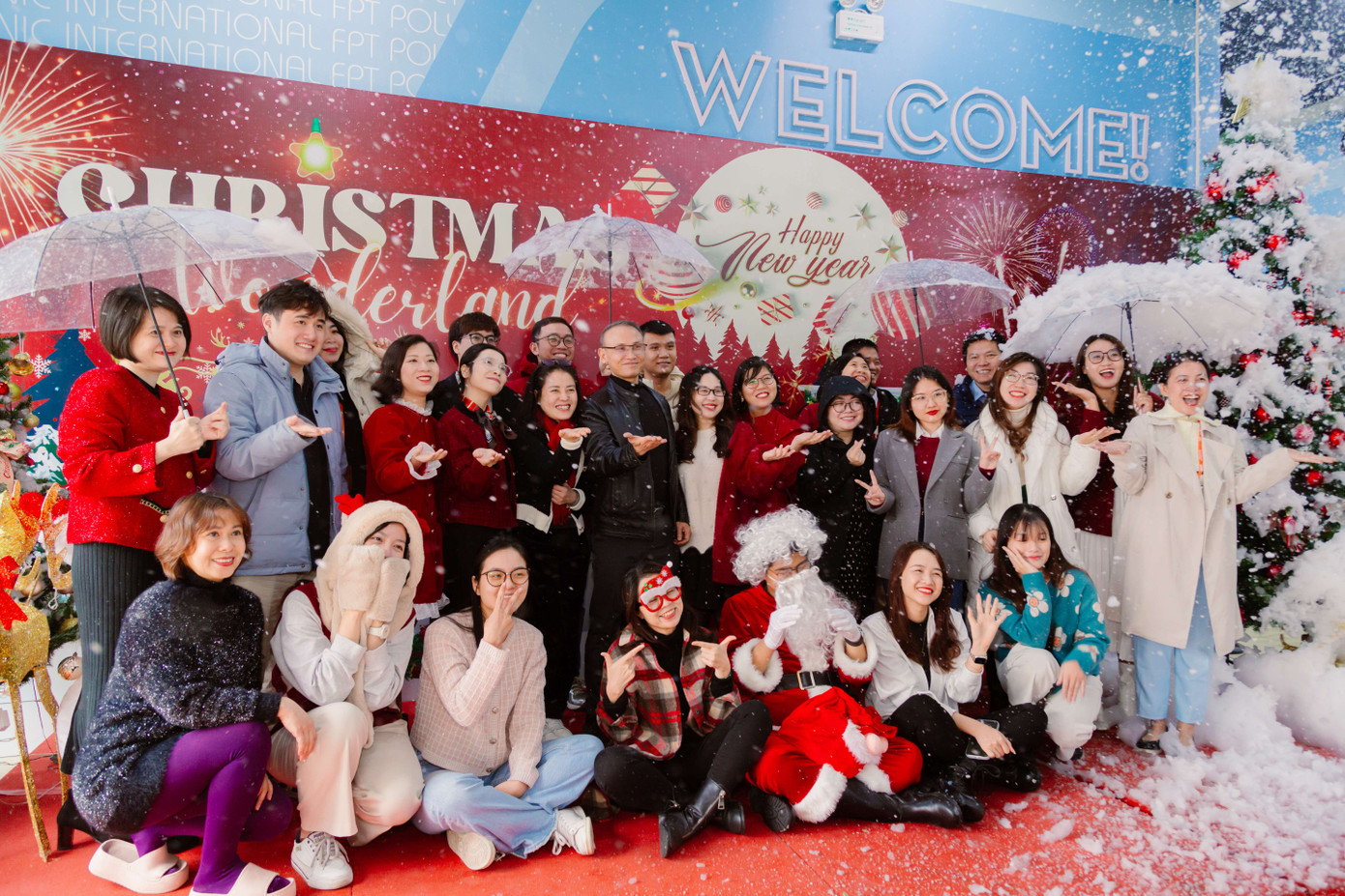 Lưu lại những bức ảnh tập thể của các lớp học, cán bộ và giảng viên trong nhà trường. Lưu lại những bức ảnh tập thể của các lớp học, cán bộ và giảng viên trong nhà trường.