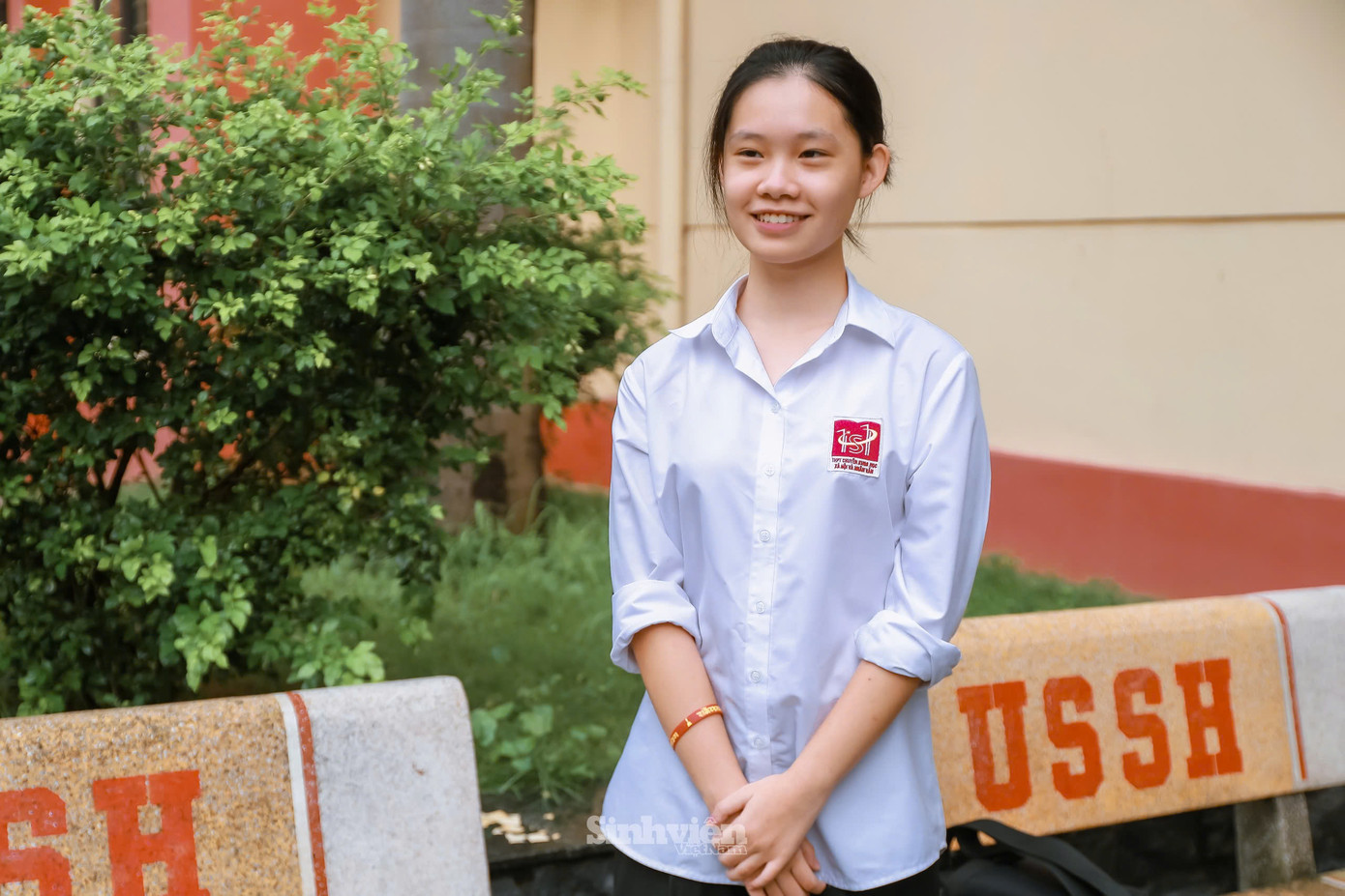 Em Võ Hoàng Ngân, học sinh lớp 11 văn 2 chia sẻ: &quot;Những ngày qua, theo dõi tin tức, chúng em cảm thấy vô cùng xúc động trước những thiệt hại và mất mát của đồng bào ta, thật tự hào khi ngôi trường của chúng em đã tổ chức phát động ủng hộ, để chúng em có thể tham gia giúp đỡ, đóng góp phần nào việc khắc phục những khó khăn của mọi người. Đây cũng chính là tinh thần tương thân tương ái, tinh thần nhân văn mà chúng em được dạy. Đặc biệt hơn nữa khi số tiền ủng hộ của chúng em được gửi tới chính các anh chị Trường Đại học KHXH&amp;NV, ngoài vật chất, em thấy đây còn là sự ủng hộ về tinh thần cho các anh chị, gắn kết những con người trong mái nhà chung &apos;nhân văn&apos;. Chúng em yêu mến các anh chị, hy vọng mọi người sớm vượt qua khó khăn.&quot;