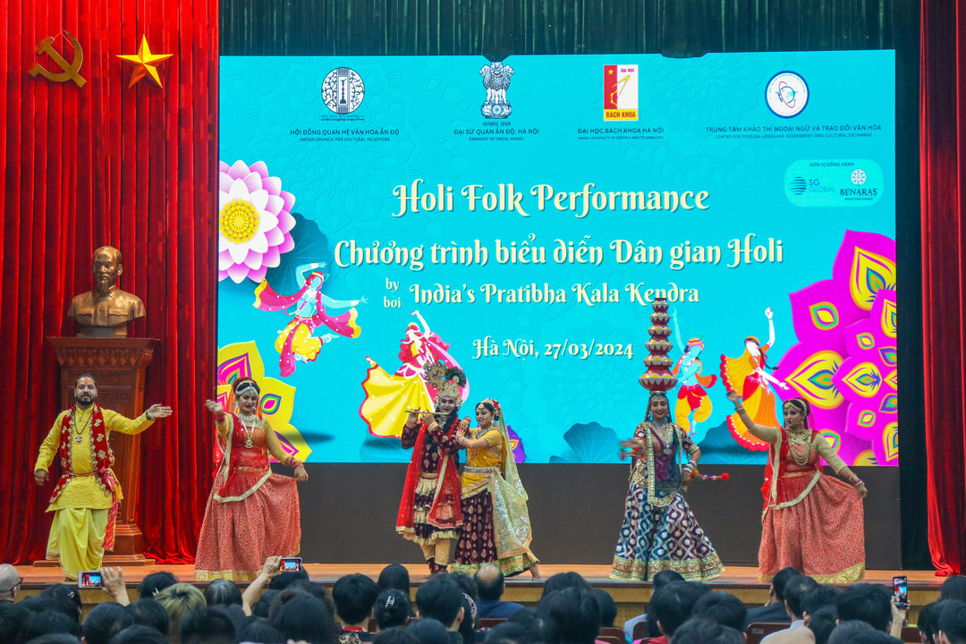 Đoàn múa Pratibha Kala Kendra biểu diễn tại Đại học Bách khoa Hà Nội.
