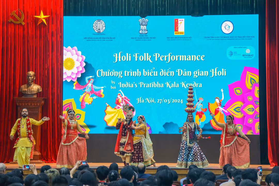 Đoàn múa Pratibha Kala Kendra biểu diễn tại Đại học Bách khoa Hà Nội.