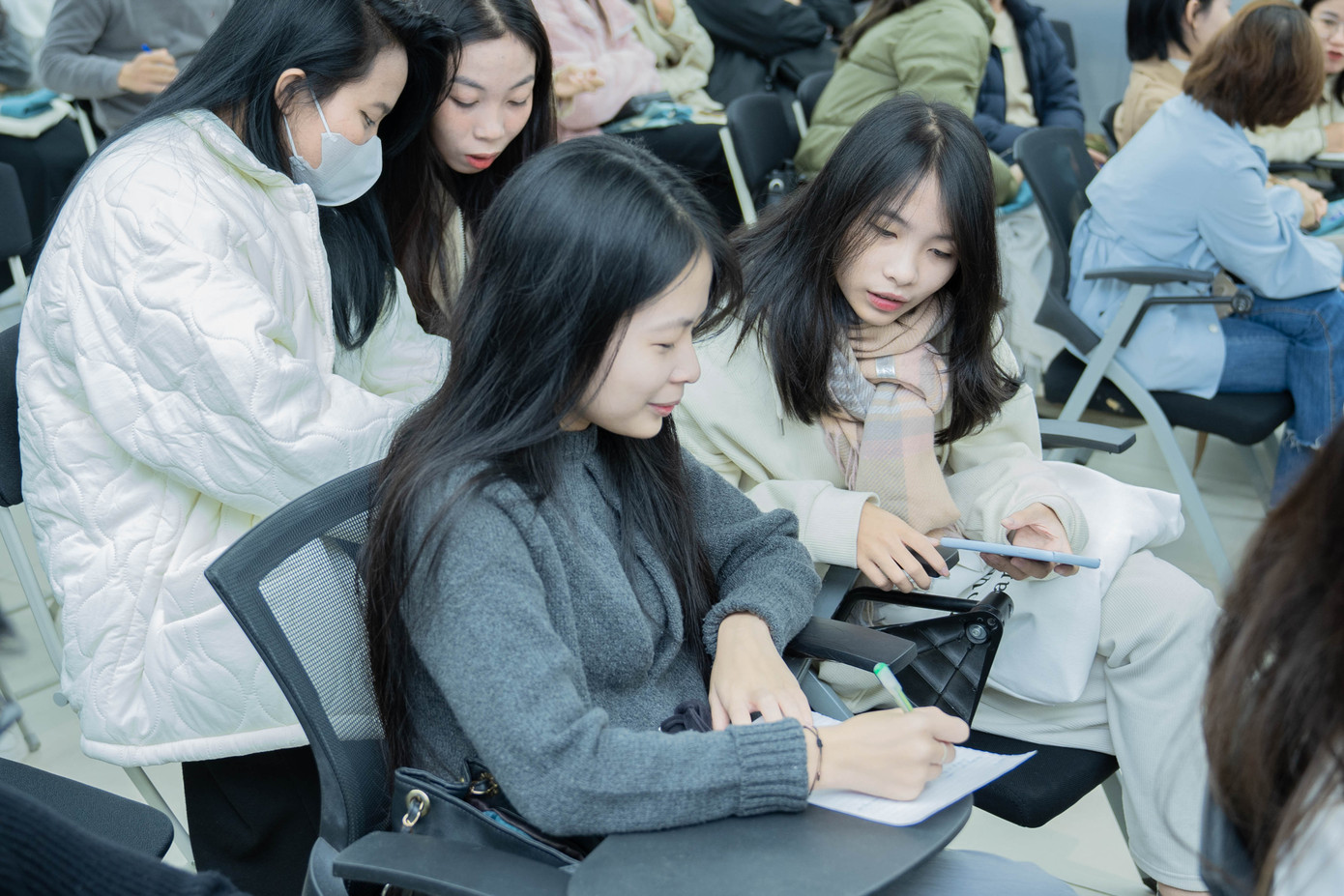 Cùng nhau chia sẻ, thảo luận sôi nổi về các chủ đề. Cùng nhau chia sẻ, thảo luận sôi nổi về các chủ đề.