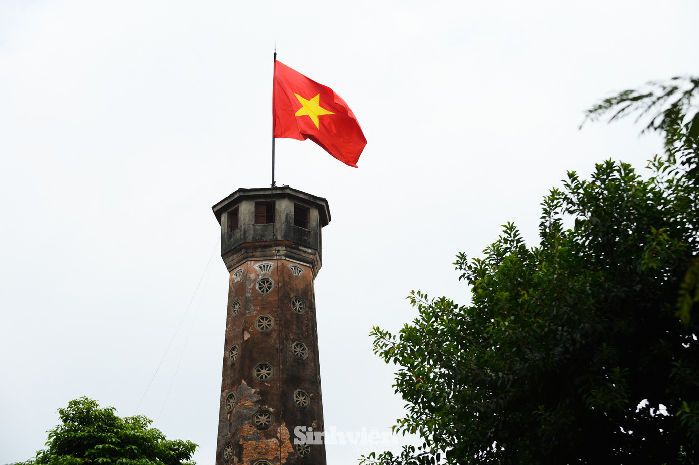 Cách đó không xa, lá cờ đỏ sao vàng bay phấp phới trên cột cờ Hà Nội.