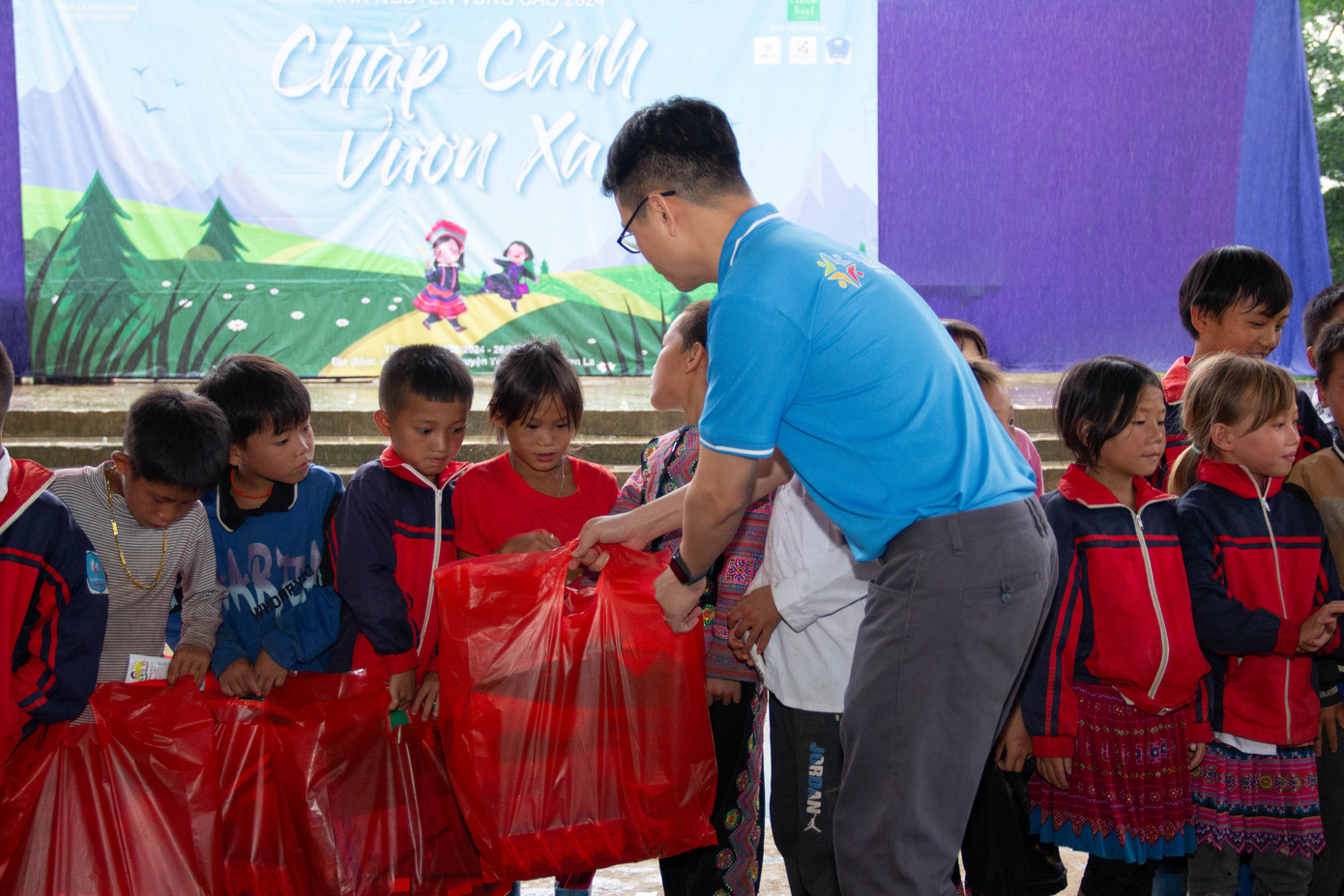 Đại diện nhà tài trợ trao quà cho các em học sinh. Đại diện nhà tài trợ trao quà cho các em học sinh.