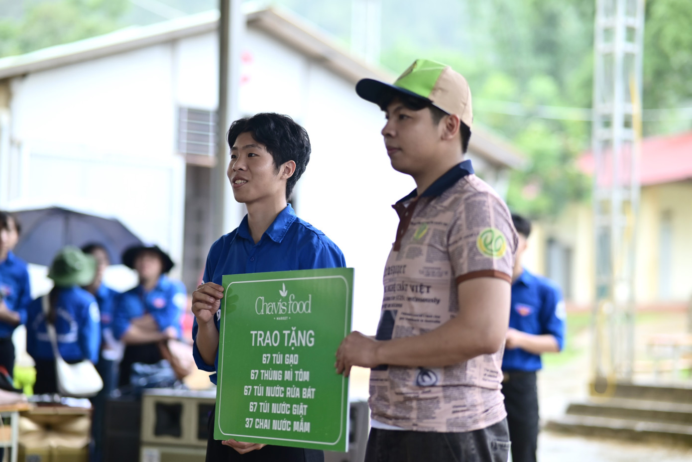 Đại diện nhà tài trợ đồng hành cùng chương trình trao nhiều phần quà tới người dân. Đại diện nhà tài trợ đồng hành cùng chương trình trao nhiều phần quà tới người dân.
