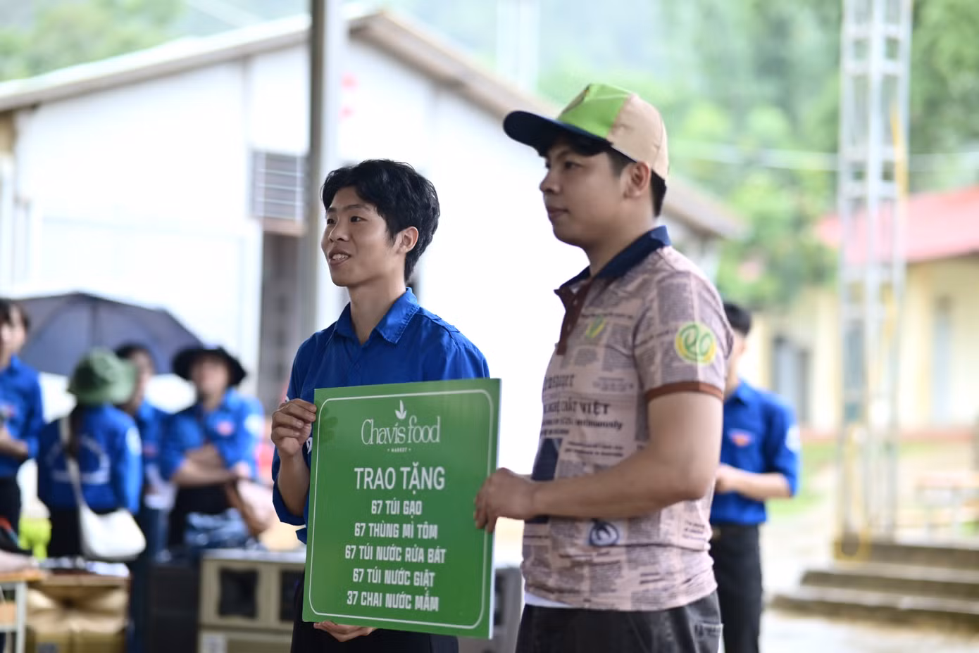 Đại diện nhà tài trợ đồng hành cùng chương trình trao nhiều phần quà tới người dân.