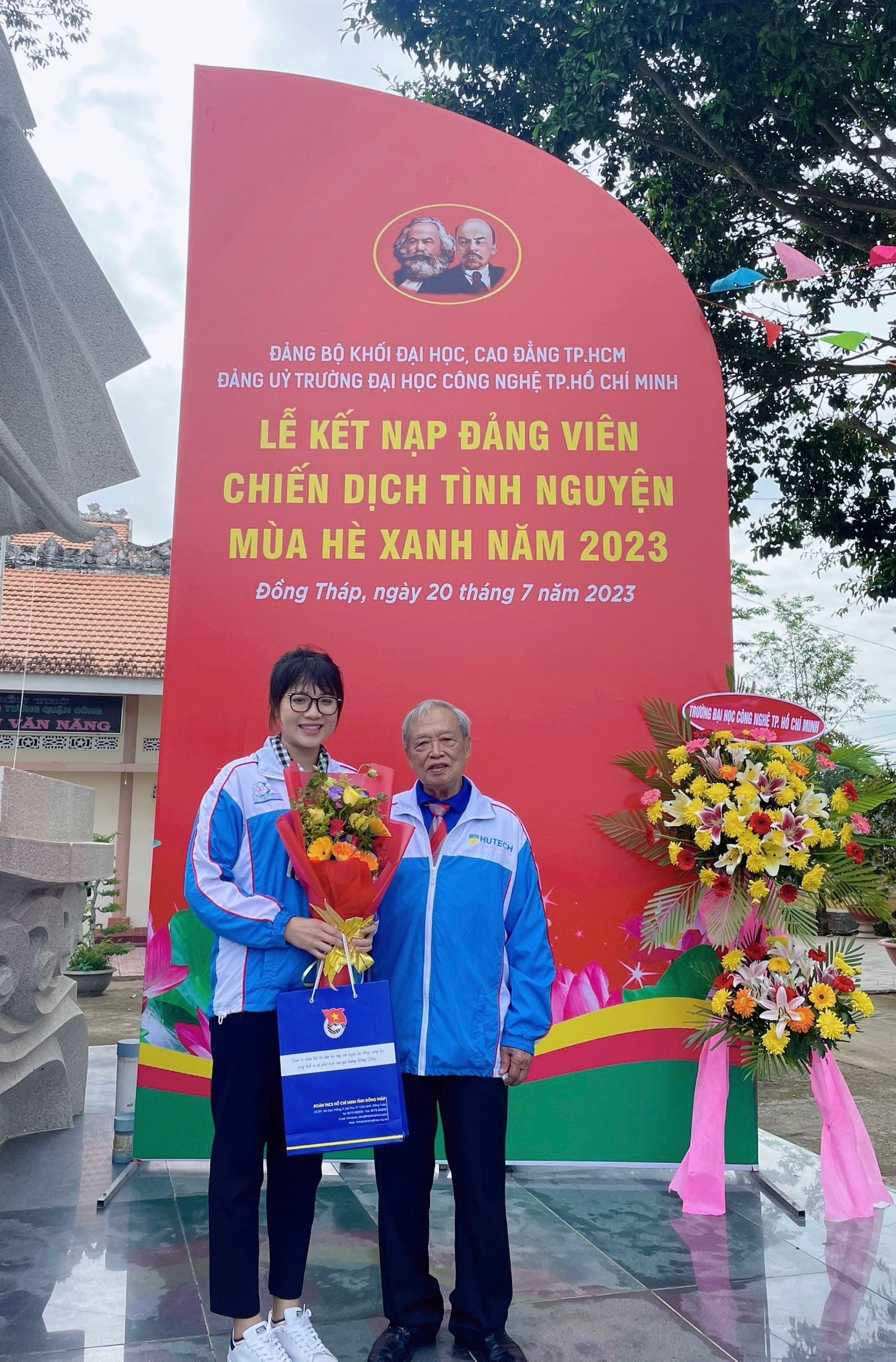 Ánh Em vinh dự được kết nạp Đảng trong chiến dịch “Mùa hè xanh” năm 2023. Ánh Em vinh dự được kết nạp Đảng trong chiến dịch “Mùa hè xanh” năm 2023.