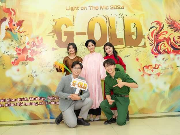 Minh Tiến cùng đội tại Chung kết cuộc thi Light On The Mic 2024.