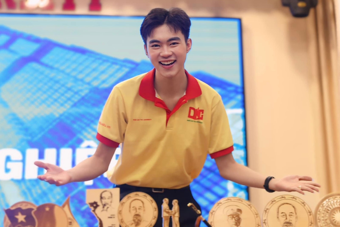 Nguyễn Bình Yên (sinh năm 2003) là sinh viên năm 4 ngành Kinh doanh quốc tế Đại học Nam Cần Thơ. Nguyễn Bình Yên (sinh năm 2003) là sinh viên năm 4 ngành Kinh doanh quốc tế Đại học Nam Cần Thơ.