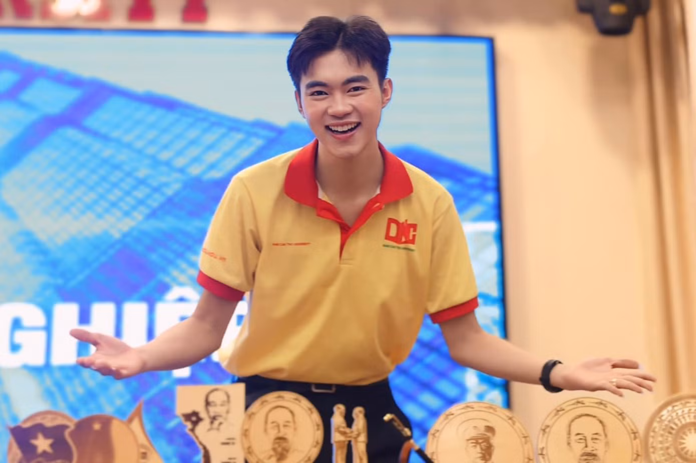 Nguyễn Bình Yên (sinh năm 2003) là sinh viên năm 4 ngành Kinh doanh quốc tế Đại học Nam Cần Thơ. Nguyễn Bình Yên (sinh năm 2003) là sinh viên năm 4 ngành Kinh doanh quốc tế Đại học Nam Cần Thơ.