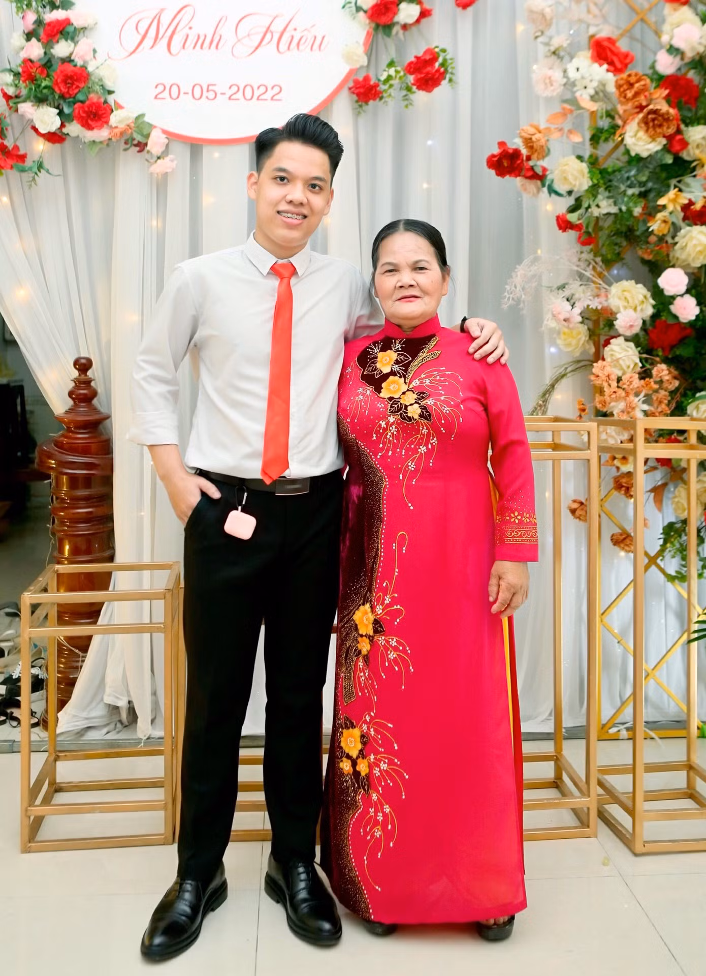 Vương cùng mẹ - người luôn tin tưởng và truyền động lực cho Vương trên hành trình học tập của bản thân. Vương cùng mẹ - người luôn tin tưởng và truyền động lực cho Vương trên hành trình học tập của bản thân.