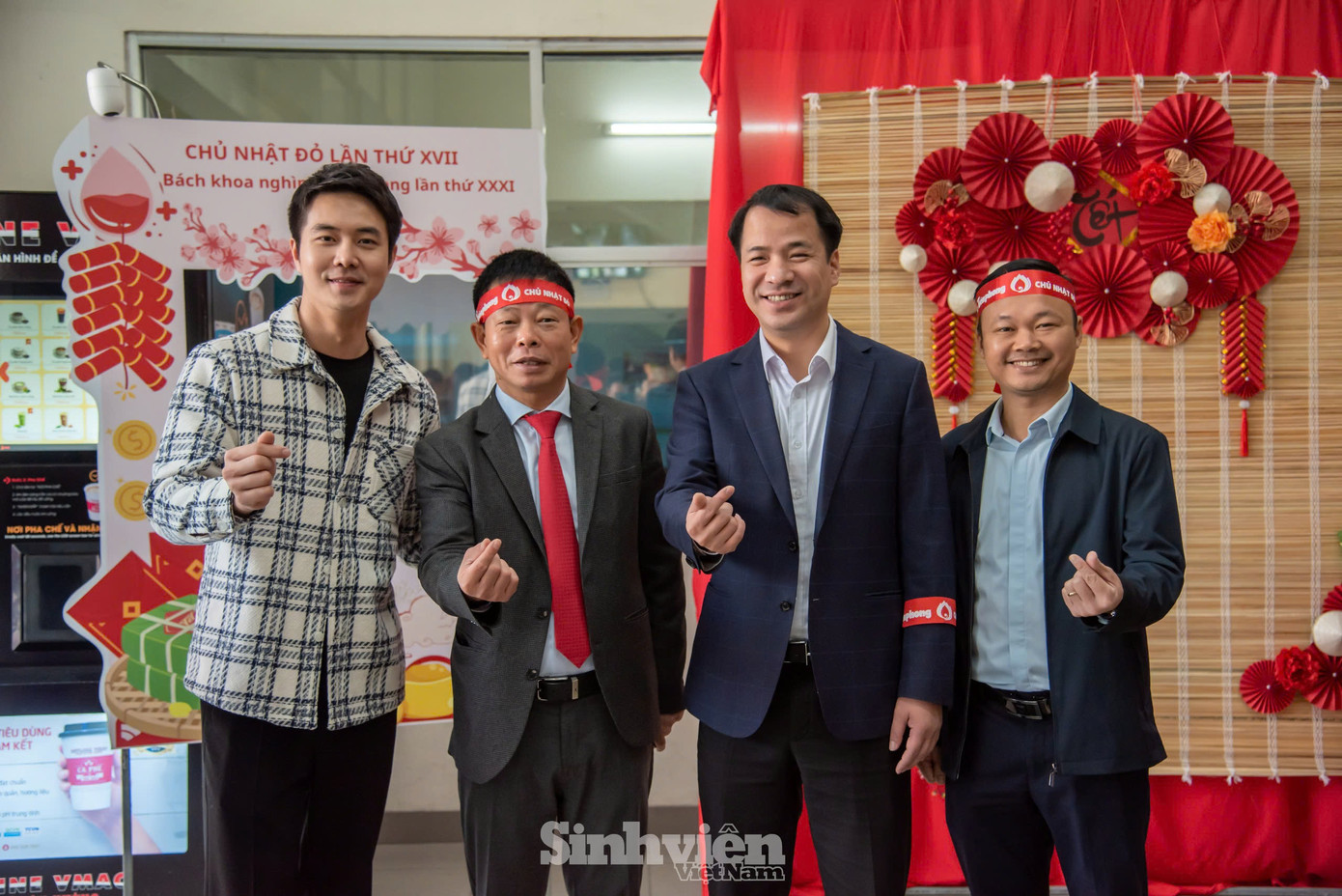 Đồng chí Ngô Văn Cương - Bí thư Trung ương Đoàn, nhà báo Phùng Công Sưởng - Tổng Biên tập Báo Tiền Phong, nhà báo Phạm Tuấn Anh - Phó Trưởng Ban Thanh niên Báo Tiền Phong và diễn viên Đức Hiếu tới động viên, cổ vũ tinh thần các bạn học viên, sinh viên tham gia hiến máu tại Chủ Nhật Đỏ lần thứ 17.