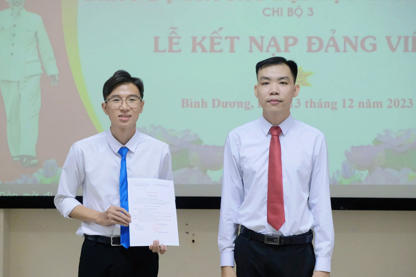 Minh vinh dự được kết nạp Đảng.