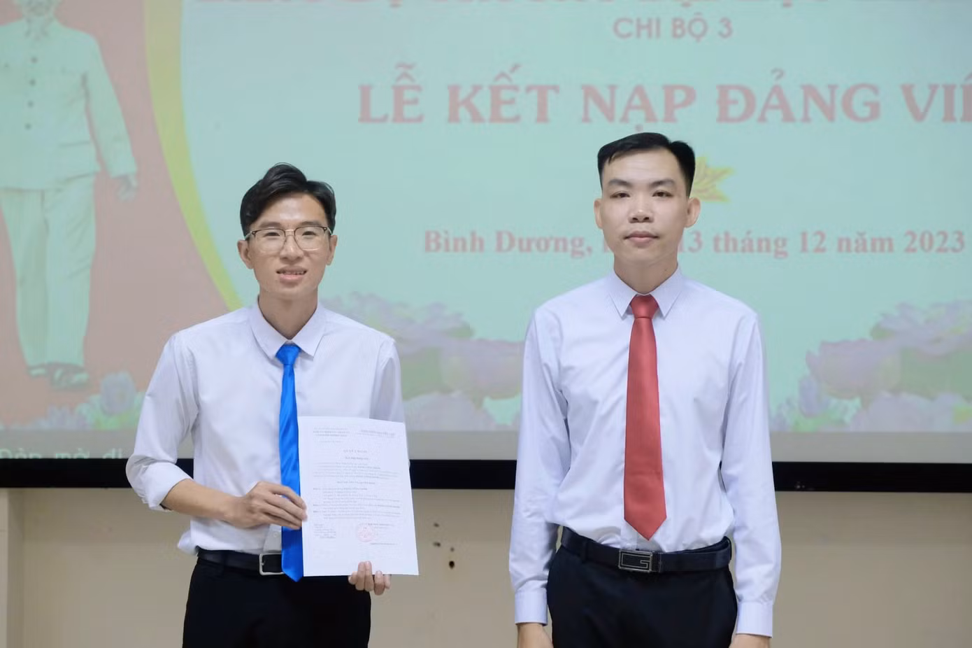 Minh vinh dự được kết nạp Đảng.