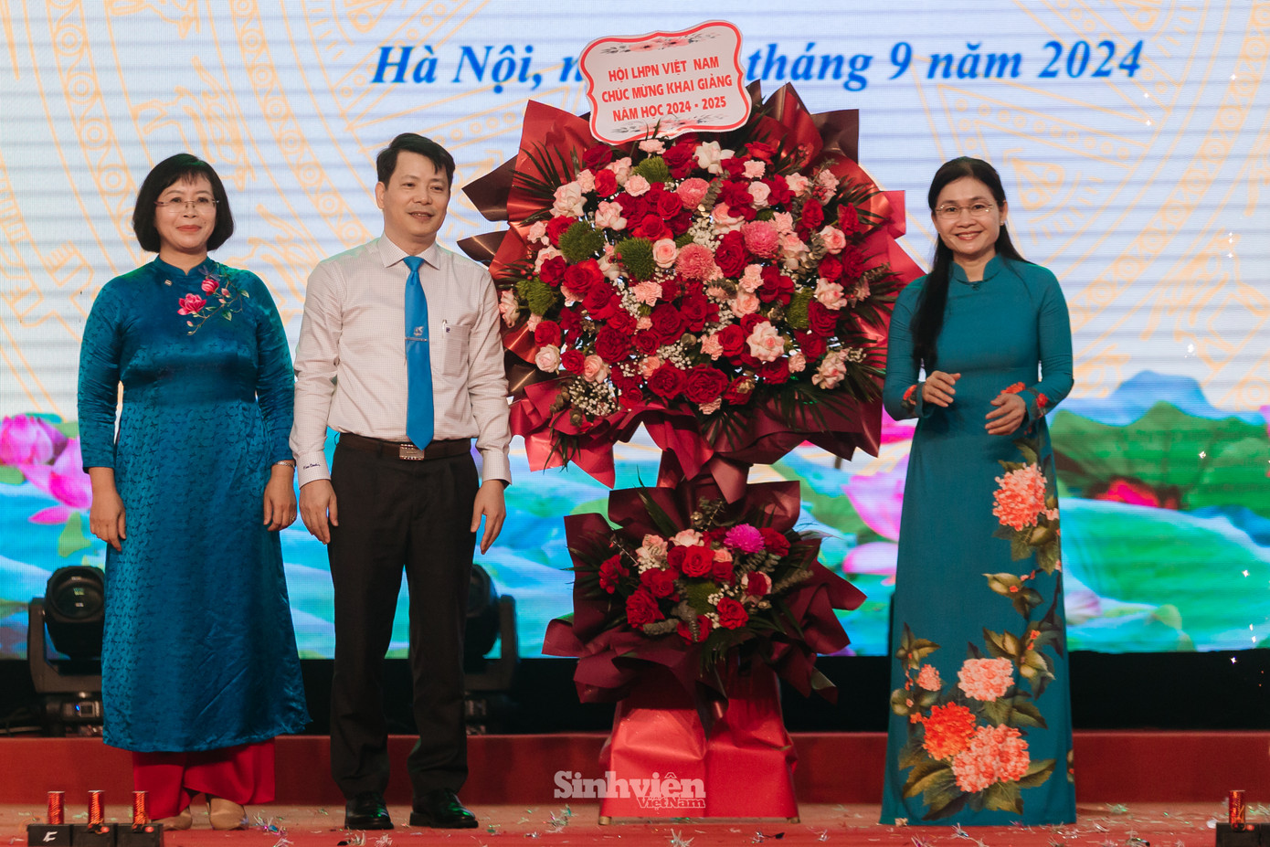 Bà Tôn Ngọc Hạnh, Ủy viên dự khuyết BCH TW Đảng, Phó Chủ tịch Hội LHPN Việt Nam tặng hoa chúc mừng Học viện Phụ nữ Việt Nam ngày khai giảng. Bà Tôn Ngọc Hạnh, Ủy viên dự khuyết BCH TW Đảng, Phó Chủ tịch Hội LHPN Việt Nam tặng hoa chúc mừng Học viện Phụ nữ Việt Nam ngày khai giảng.