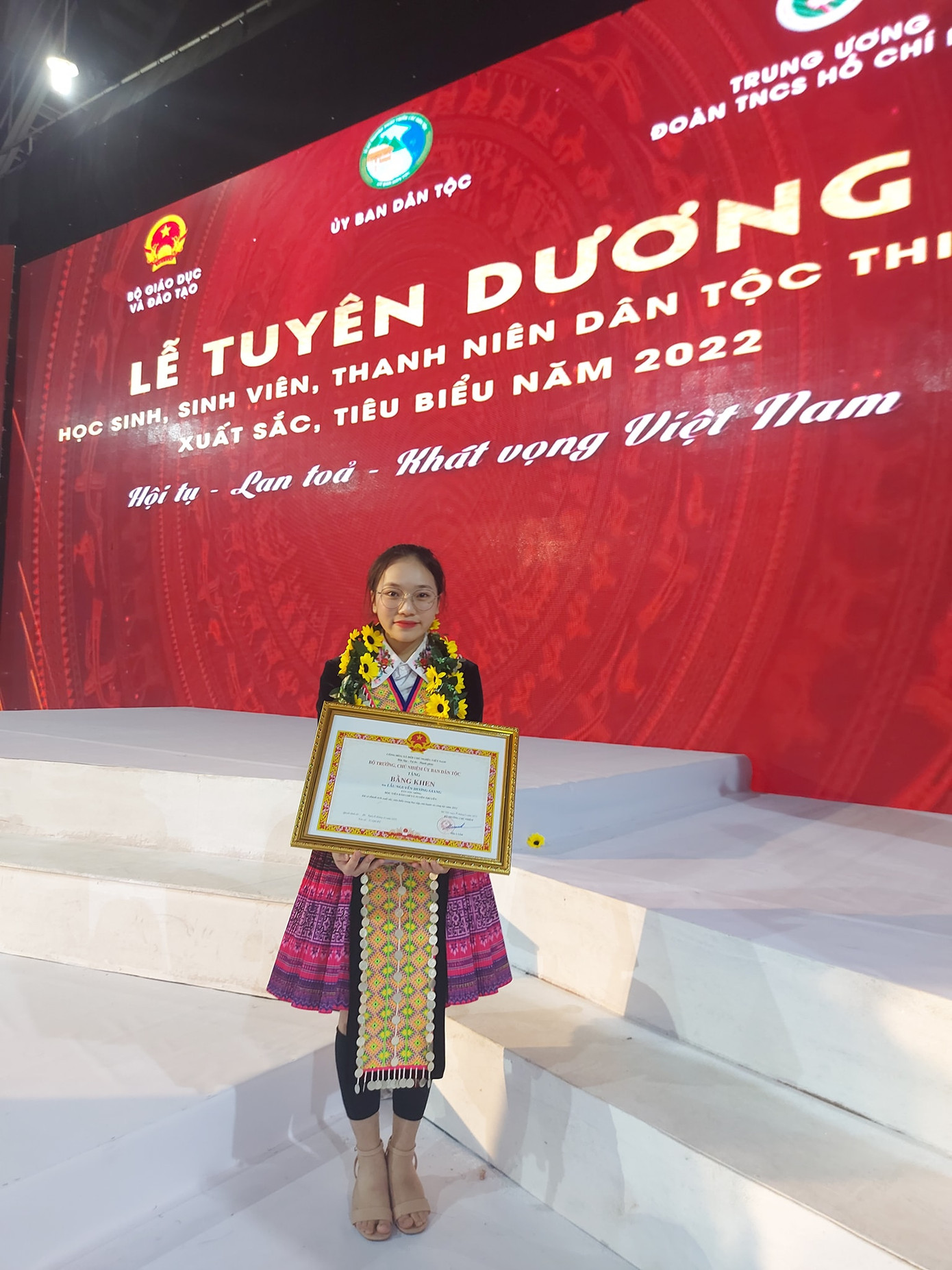 Hương Giang nhận bằng khen tại Lễ Tuyên dương Học sinh, sinh viên, thanh niên dân tộc thiểu số xuất sắc, tiêu biểu.