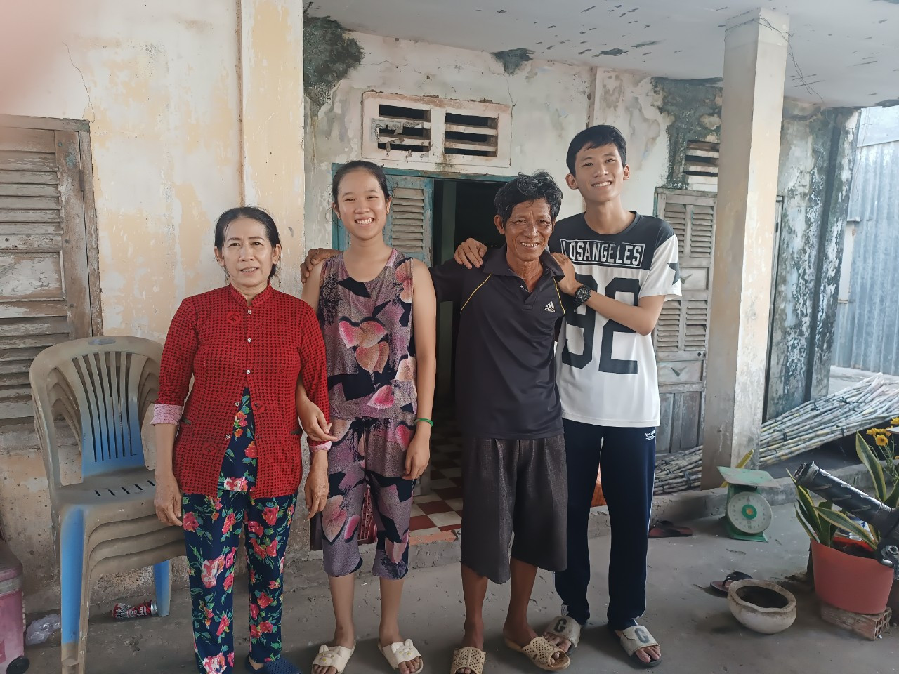 Khoa và gia đình (ngoài cùng bên tay phải).