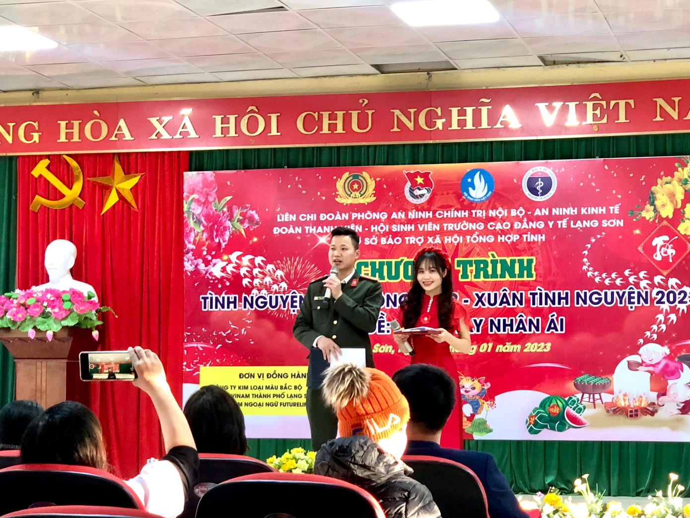 Nga trong vai trò là người dẫn chương trình.