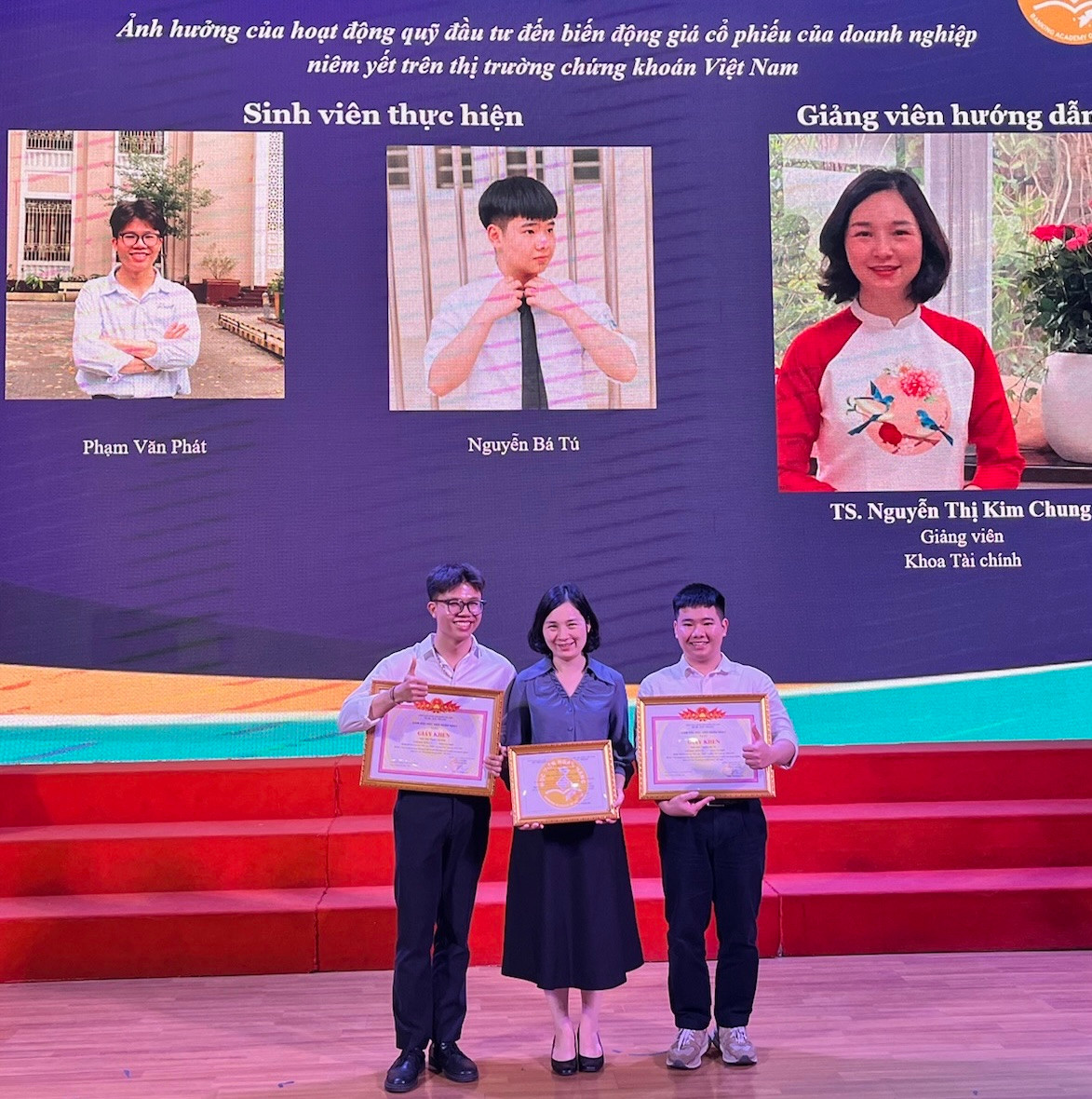 Phát (ngoài cùng bên trái) cùng giảng viên hướng dẫn tại Lễ tổng kết NCKH Học viện Ngân hàng.