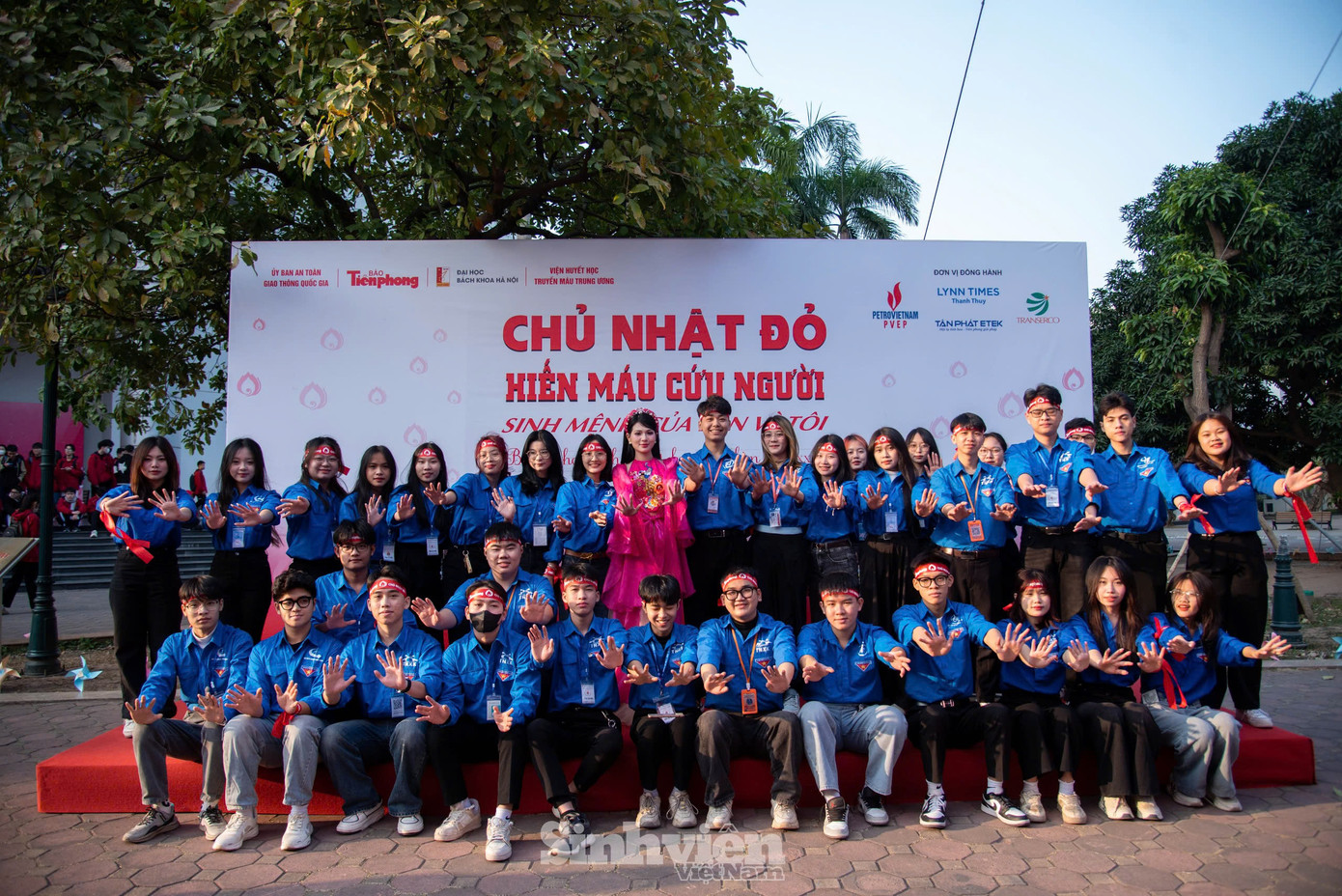 Thu An động viên, khích lệ tinh thần các sinh viên tình nguyện tham gia "Chủ Nhật Đỏ".