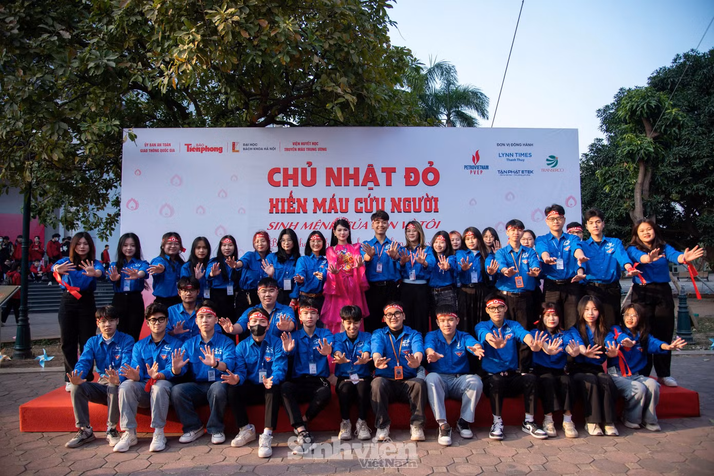 Thu An động viên, khích lệ tinh thần các sinh viên tình nguyện tham gia "Chủ Nhật Đỏ".