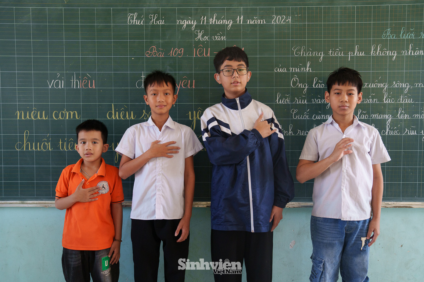 Bức ảnh này là thông điệp mà các em học sinh khiếm thính gửi tới các cô giáo Trường Chuyên biệt Bình Minh, mời các bạn cùng 'giải mã'. Bức ảnh này là thông điệp mà các em học sinh khiếm thính gửi tới các cô giáo Trường Chuyên biệt Bình Minh, mời các bạn cùng 'giải mã'.