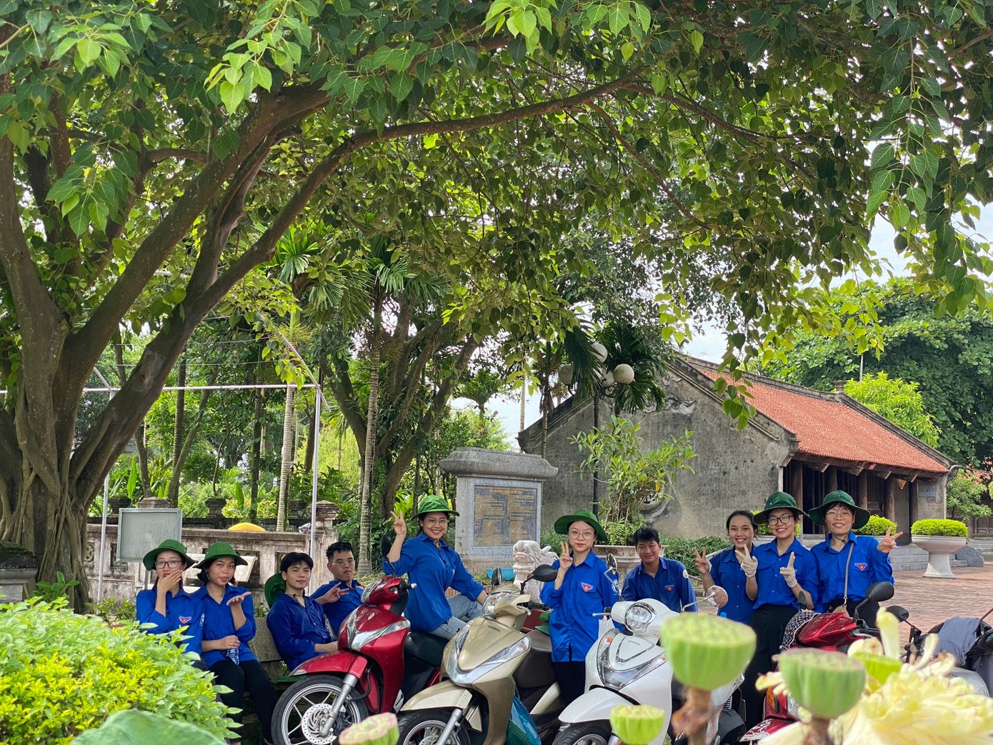 Huy cùng các bạn tình nguyện viên dọn dẹp, giữ gìn vệ sinh và bảo vệ môi trường xung quanh đền Bia huyện Cẩm Giàng. Huy cùng các bạn tình nguyện viên dọn dẹp, giữ gìn vệ sinh và bảo vệ môi trường xung quanh đền Bia huyện Cẩm Giàng.