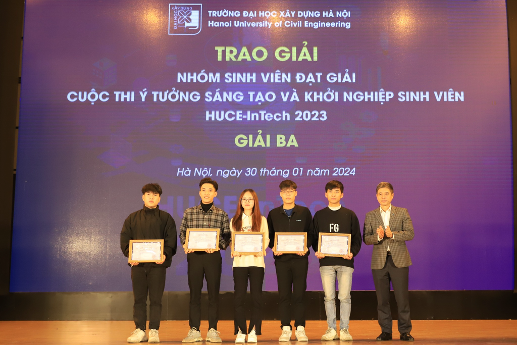 Nhóm Dream Executor nhận giải thưởng tại cuộc thi HUCE-InTech 2023.