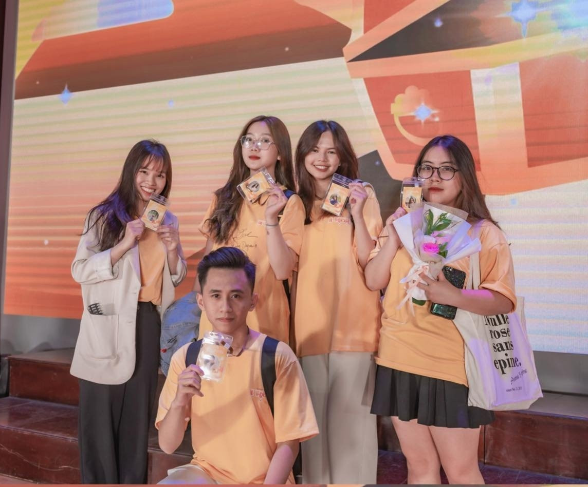 Hoàng Hà cùng những người bạn tại đại học. Hoàng Hà cùng những người bạn tại đại học.